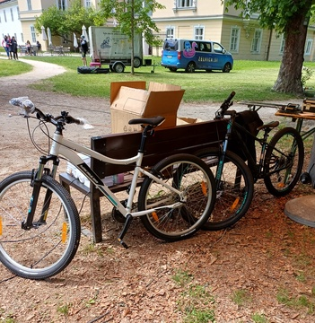 Dobrodelni kolesarski projekt DOS 2025 se ustavil na Ravnah na Koroškem